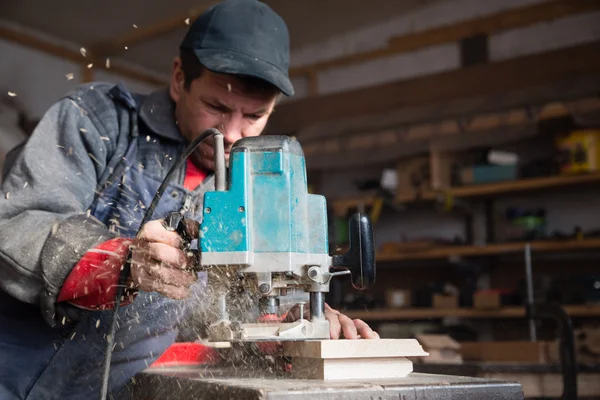 Timmerman werking van handmatige freesmachine — Stockfoto