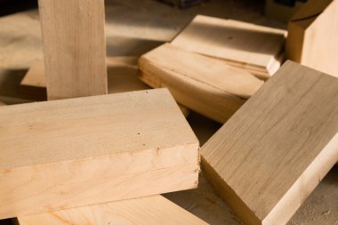 Ahşap süsler yalan bir tezgah üzerine 