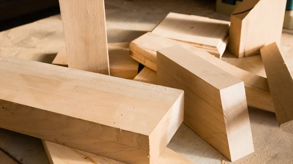 Palos de madera en un banco de trabajo — Foto de Stock