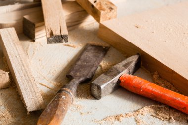 Çekiç ve keski yalan bir tezgah üzerine 