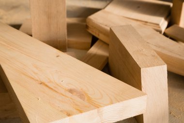 Bir bankta ahşap sopa