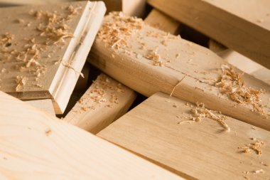 Ahşap sopa bir tezgah üzerinde yalan