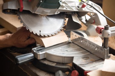 Bir tahta bir sirkülasyon testere çalışma marangoz gördüm