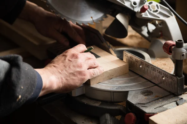 Joiner trabalhando em uma máquina com uma serra de circulação — Fotografia de Stock