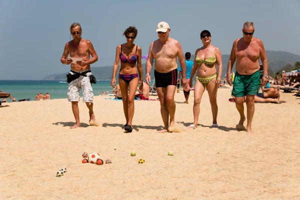 Les touristes européens jouent les boules de jeu — Photo