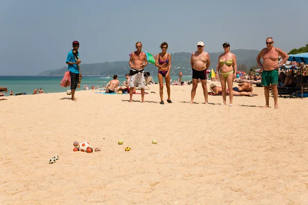 Europese toeristen zijn het spelen van het spel jeu de boules — Stockfoto