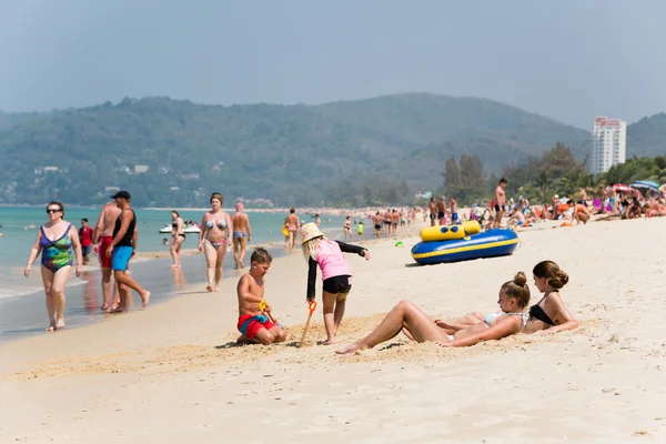 La gente se relaja en la playa de Karon, Tailandia — Foto de Stock