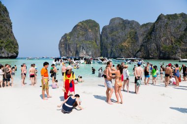 İnsanlar ünlü Phi Phi Leh adada dinlenmek