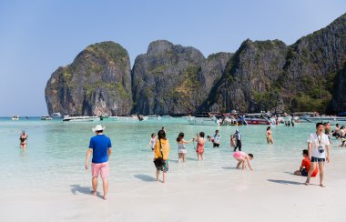 Turistler Phi Phi Leh Adası'nda sakin