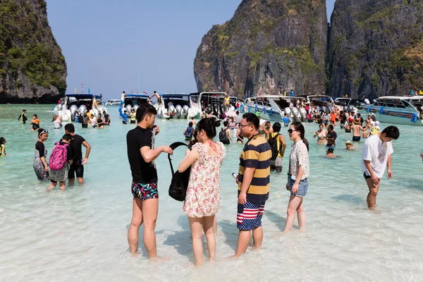 Люди отдыхают на знаменитом острове Пхи Пхи Лех. — стоковое фото