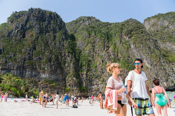 Toeristen ontspannen op Phi Phi Leh eiland — Stockfoto