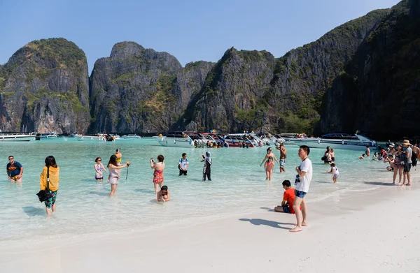Туристы отдыхают на острове Пхи Пхи Лех — стоковое фото