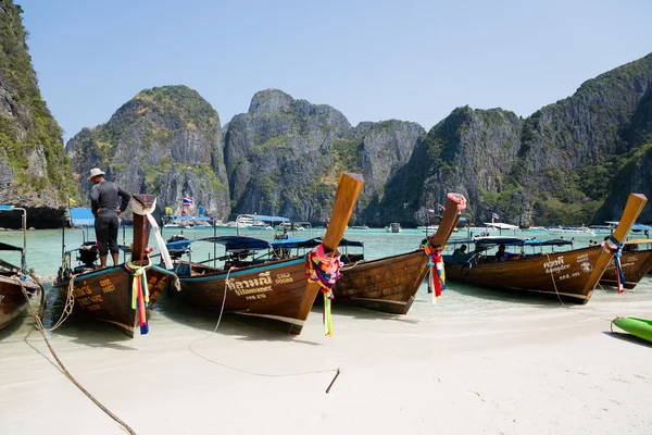 Tourist boats on the famous on Phi Phi Leh island — Stock Photo, Image