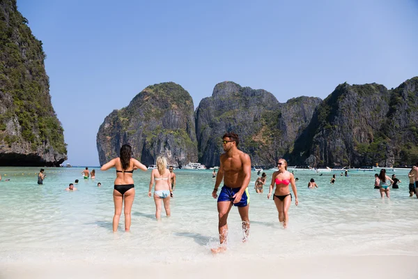 Les gens se détendent sur la célèbre île de Phi Phi Leh — Photo