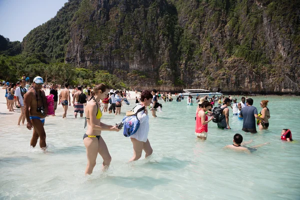 Туристы отдыхают на острове Пхи Пхи Лех, Таиланд — стоковое фото