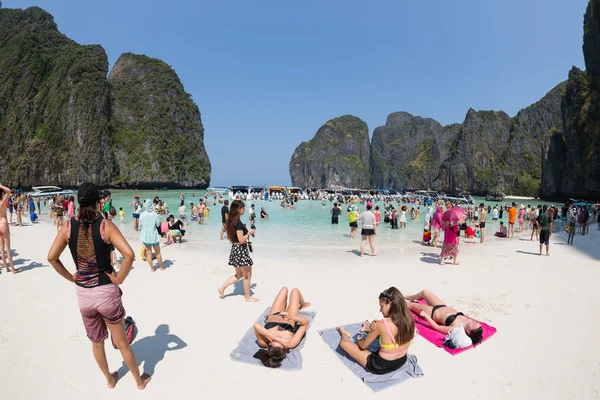 Turystów relaks Maya Bay na Phi Phi Leh, Tajlandia — Zdjęcie stockowe