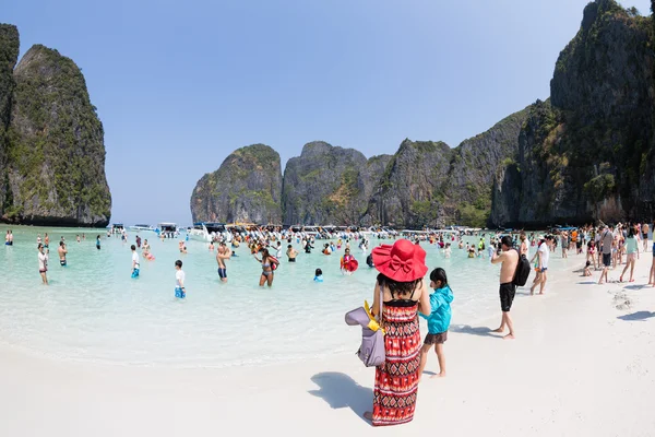 Туристы отдыхают в заливе Майя на Пхи Пхи Лех, Таиланд — стоковое фото