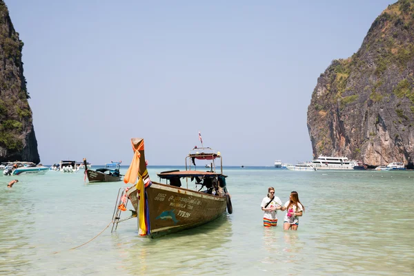 Les touristes se reposent sur l'île de Phi Phi Leh, Thaïlande — Photo