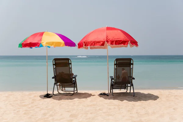 Parasols op een zandstrand — Stockfoto