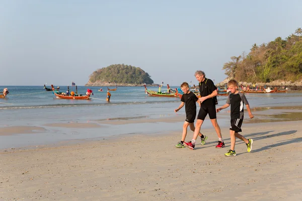 Les gens tôt le matin sur la plage de Kata — Photo