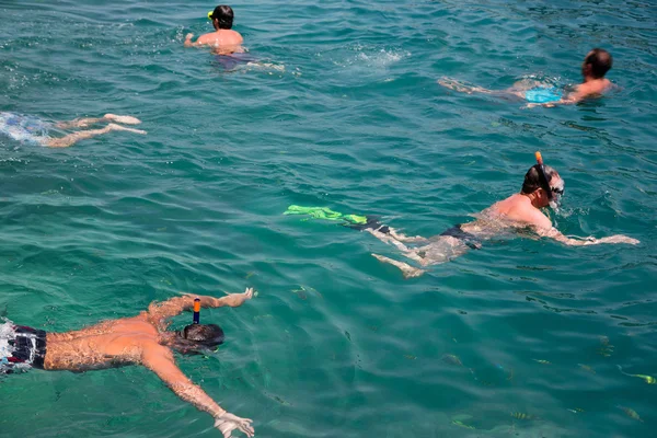 Pessoas envolvidas em snorkeling, Mar de Andaman, Tailândia . — Fotografia de Stock