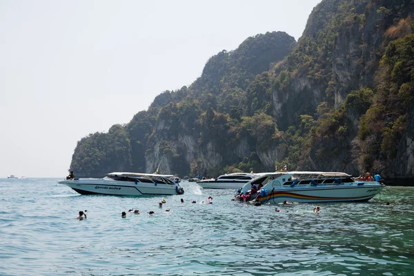 Bateaux avec des touristes plongeant dans les îles Phi Phi, Thaïlande — Photo