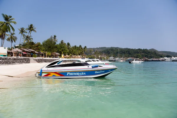 Bateaux sur le rivage de l'île de Phi Phi Doh, Thaïlande — Photo