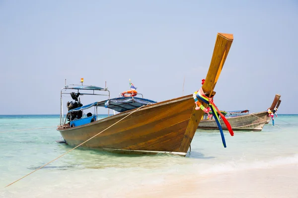 Thaise boot cruise op de kust van de zee, Thailand — Stockfoto