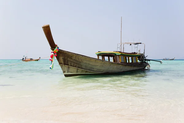 Thai boat cruise on the coast of the island — Stock Photo, Image