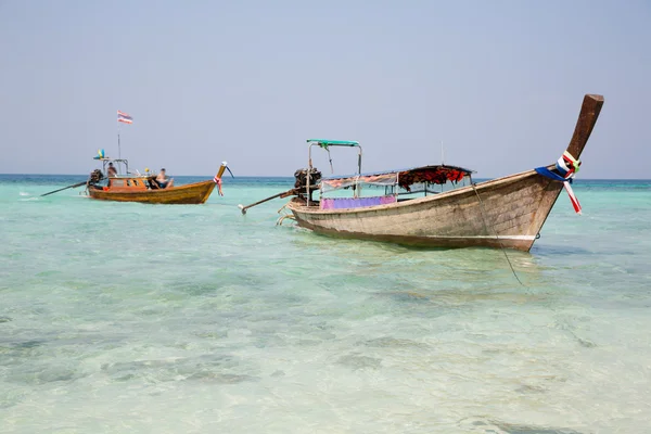 Thaise boot cruise op de kust van het eiland — Stockfoto