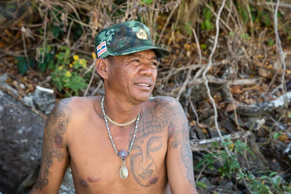 Retrato de um homem tailandês com uma tatuagem — Fotografia de Stock