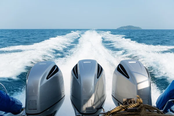 Three powerful engines mounted on the speedboat — Stock Photo, Image