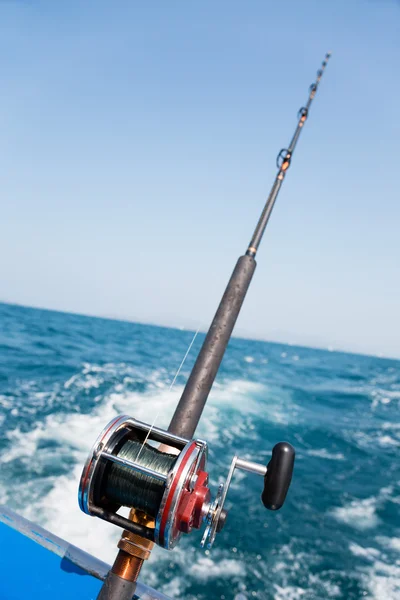 Fiske trolling motor båt i Andamansjön — Stockfoto