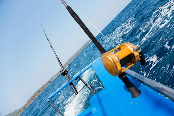 Pesca de rolamento com barco a motor no mar de Andamão — Fotografia de Stock