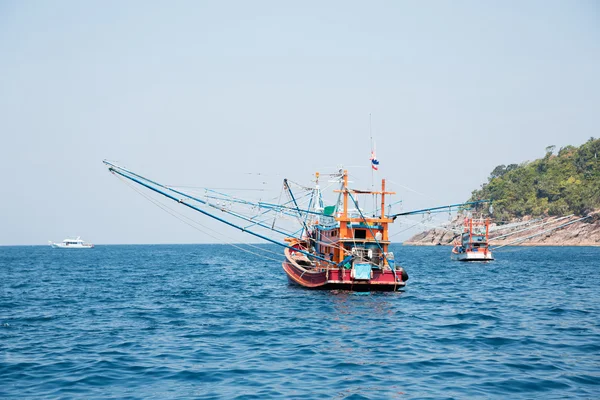 Pesca a strascico al largo dell'isola nel Mar delle Andamane, Thailandia — Foto Stock