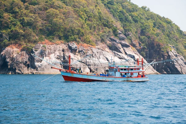 Fishing trawler van het eiland in de Andaman Zee, Thailand — Stockfoto