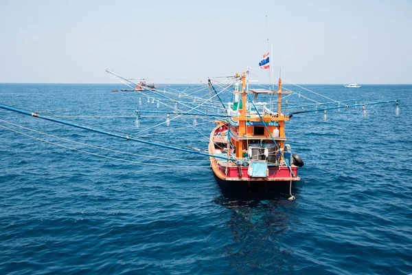 Navi da pesca dell'isola nel Mar delle Andamane, Thailandia — Foto Stock