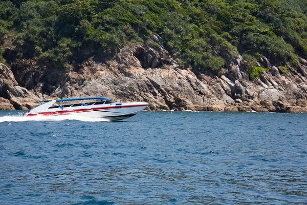 Velero de crucero con turistas en la isla en el mar de Andamán — Foto de Stock