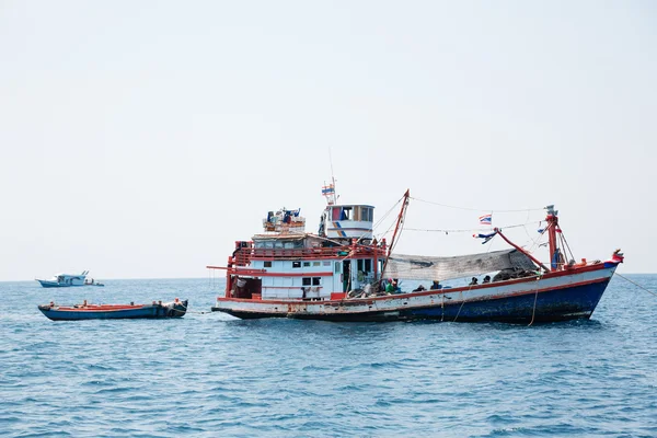 Bateaux de pêche sur l'île dans la mer d'Andaman, Thaïlande — Photo