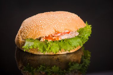 Masanın üzerinde yansıması ile lezzetli hamburger.