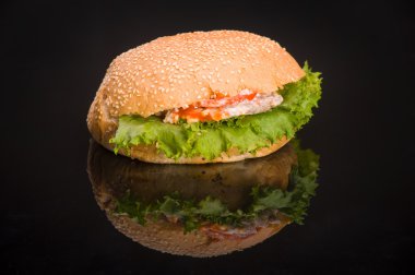 Masanın üzerinde yansıması ile lezzetli hamburger.