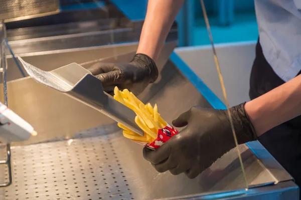 Πιτσαρία Ετοιμάζει Μια Μερίδα Τηγανητές Πατάτες Τοποθετήστε Ένα Χάρτινο Κύπελλο — Φωτογραφία Αρχείου