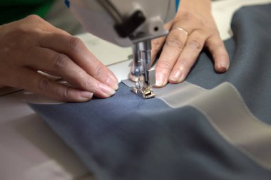 Fabrikadaki bir terzi örgü örüyor..