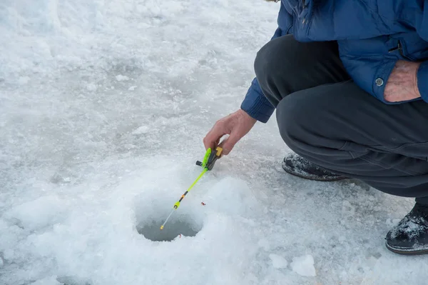 Ψάρεμα Στον Πάγο Καλάμι Ψαρέματος Στα Χέρια Ενός Άντρα — Φωτογραφία Αρχείου