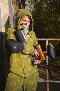 Paintball oynamak kız