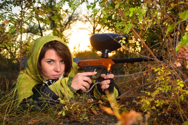 Chica jugando paintball — Foto de Stock