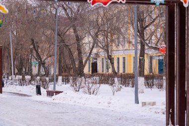 Kış manzarası. Güneşli bir sabahta bir köy.