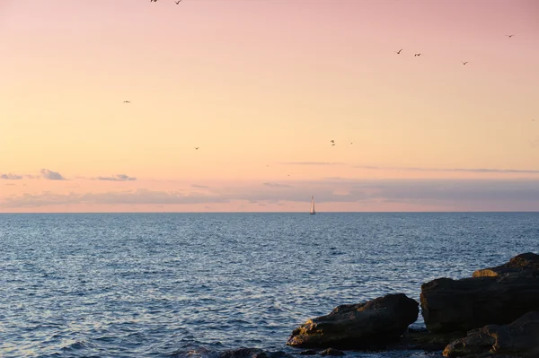 Belo pôr do sol de ouro com um veleiro à vela. Mar. Iate . — Fotografia de Stock