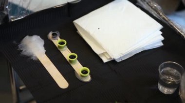 Dövme sanatçısı mürekkep kapsül içinde iğne daldırma