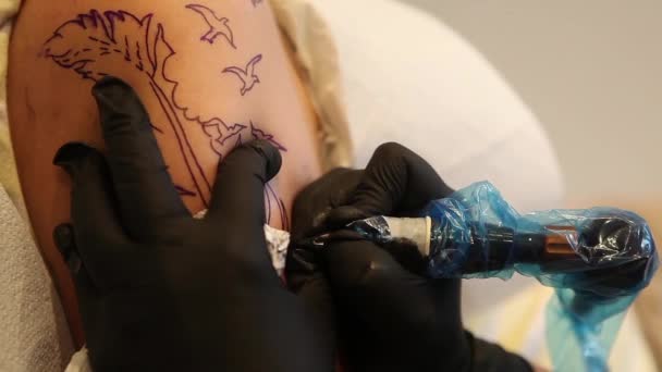 Tattoo umělce tetování trasování — Stock video